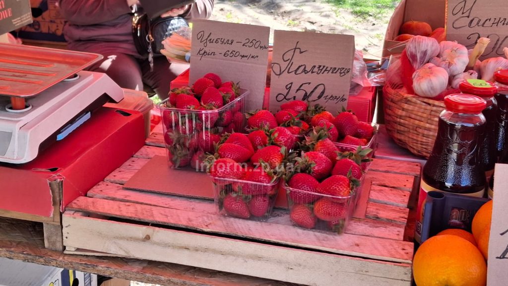 От 150 до 280 гривен: на рынках Запорожья появилась ранняя клубника (ФОТО)