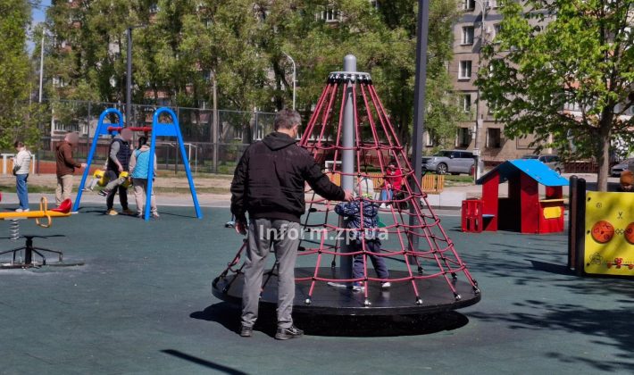 Весна в сквере Гутника-Залужного в Запорожье: что уже работает, а какие зоны до сих пор на ремонте (ФОТО)