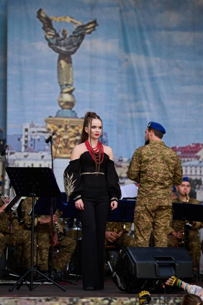 «Искусство — это оружие, которое лечит»: история военнослужащей и певицы из Запорожья