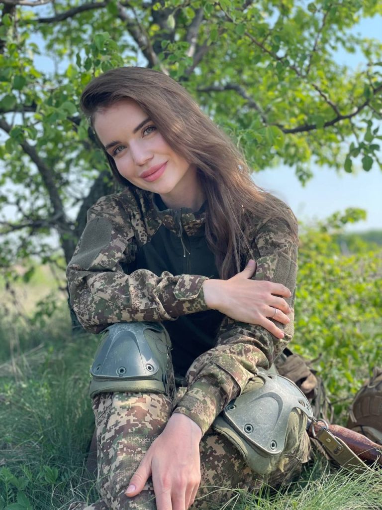 «Искусство — это оружие, которое лечит»: история военнослужащей и певицы из Запорожья