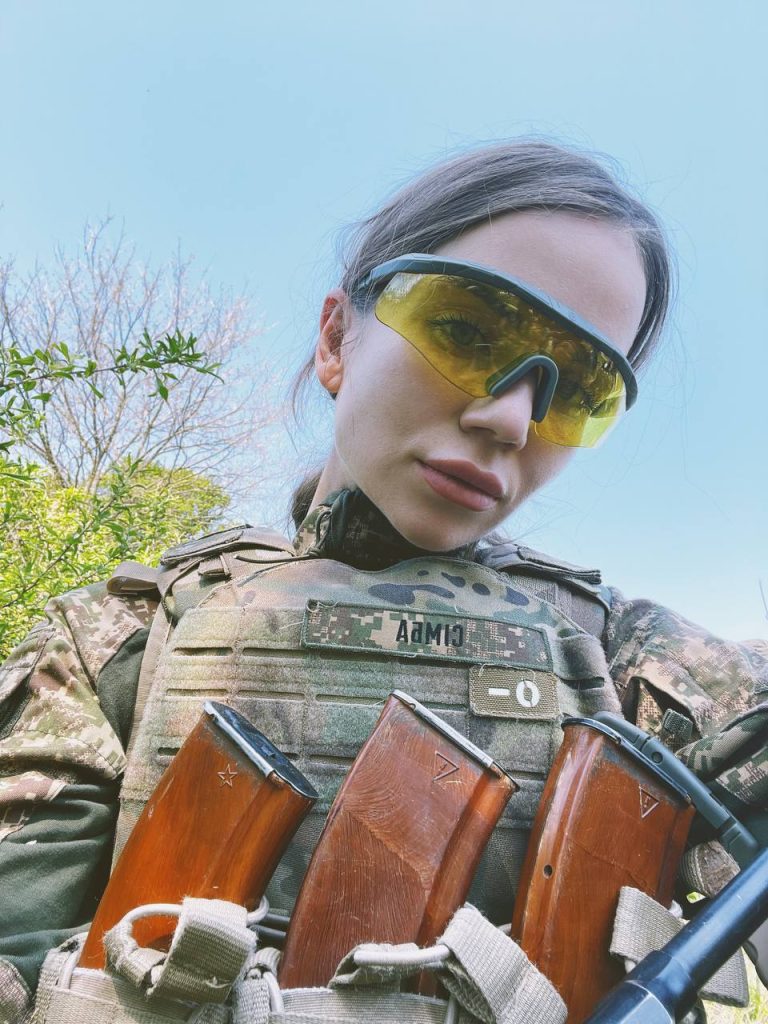 «Искусство — это оружие, которое лечит»: история военнослужащей и певицы из Запорожья