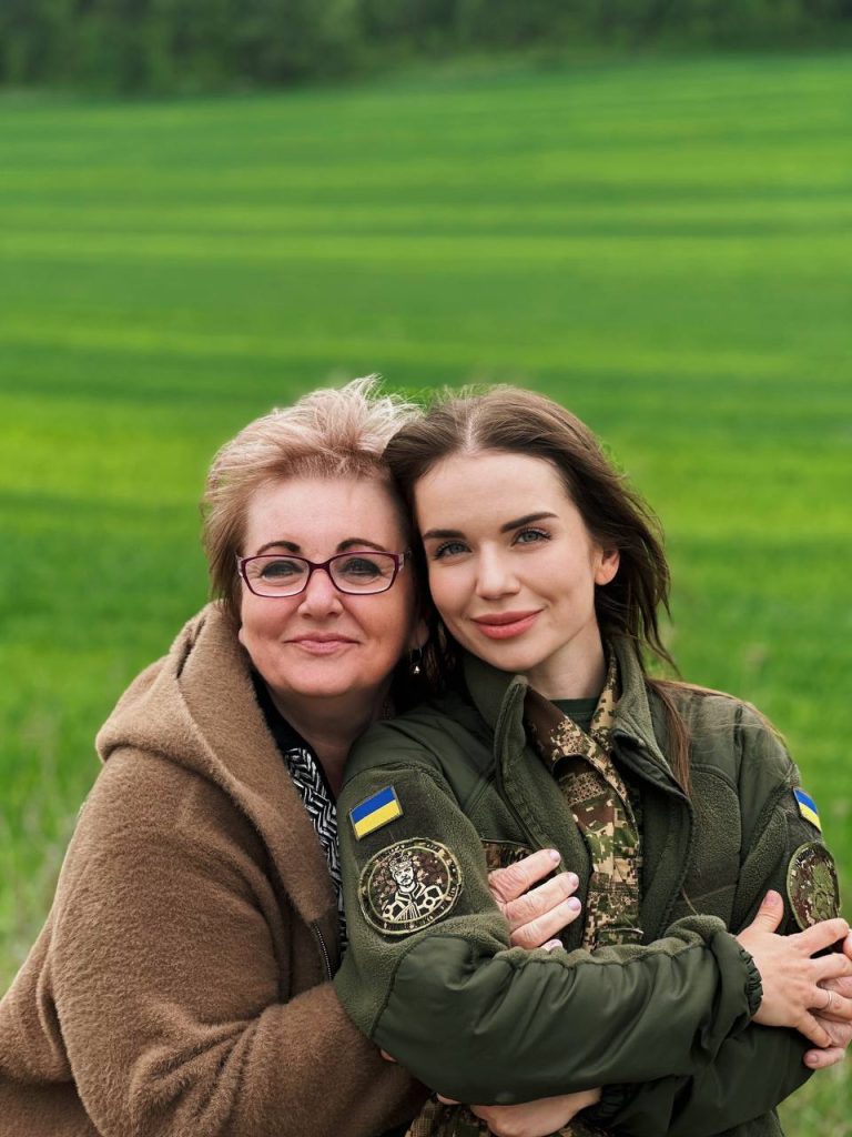 «Искусство — это оружие, которое лечит»: история военнослужащей и певицы из Запорожья