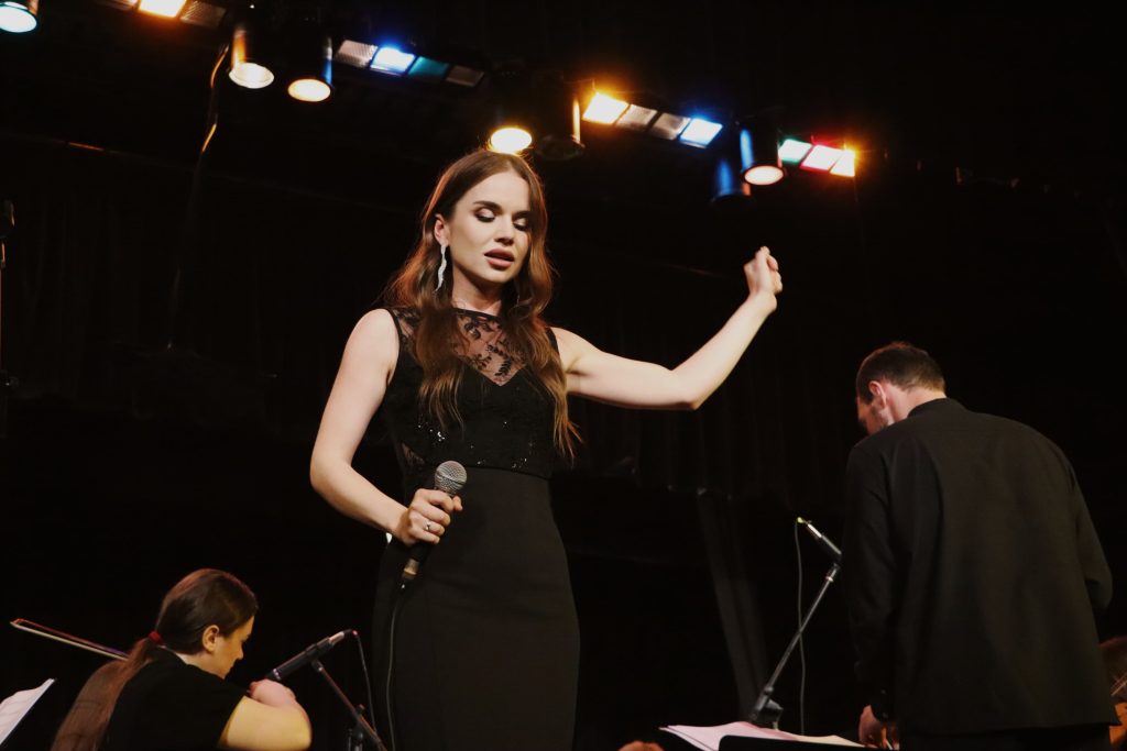 «Искусство — это оружие, которое лечит»: история военнослужащей и певицы из Запорожья