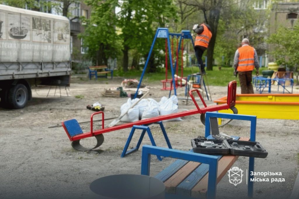 У Запоріжжі відновлюють дитячий майданчик, пошкоджений під час атаки