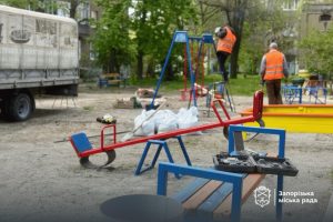 В Запорожье восстанавливают детскую площадку, повреждённую во время атаки: что уже сделано