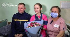 В Запорожье спасатель встретился с 15-летней Кристиной, которую спас после обстрела (ВИДЕО)