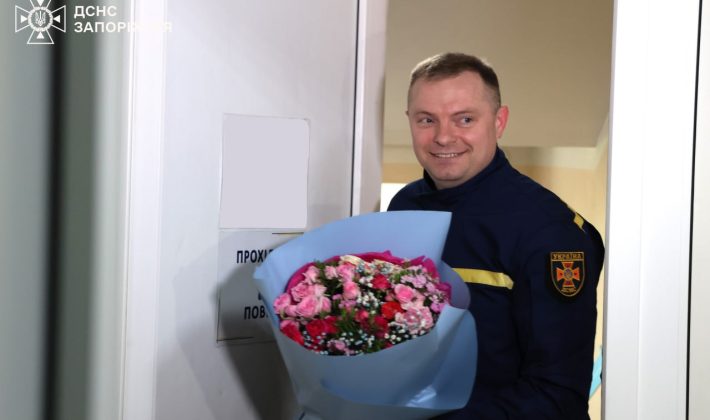 В Запорожье спасатель встретился с 15-летней Кристиной, которую спас после обстрела (ВИДЕО)