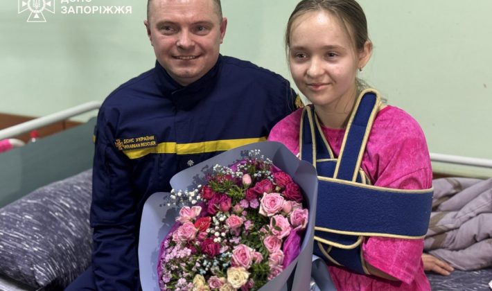 В Запорожье спасатель встретился с 15-летней Кристиной, которую спас после обстрела (ВИДЕО)