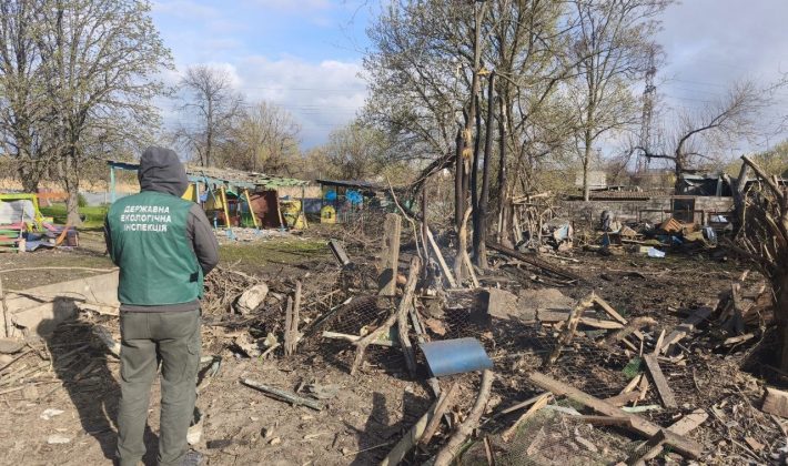 Как выглядит место обстрела в Космическом районе Запорожья (ФОТО)