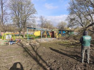 Як виглядає місце обстрілу в Космічному районі Запоріжжя (ФОТО)