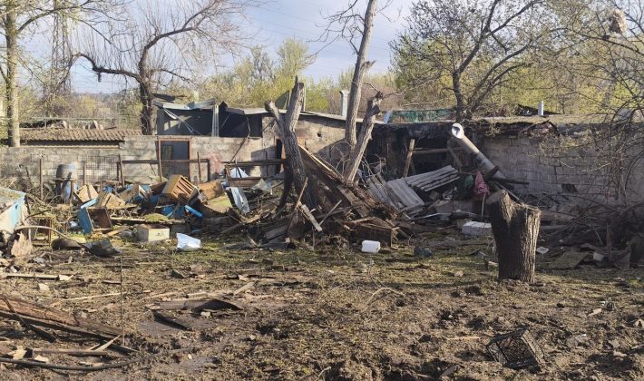 Как выглядит место обстрела в Космическом районе Запорожья (ФОТО)