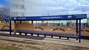 У Запоріжжі оновили трамвайні зупинки на вулиці Шкільній