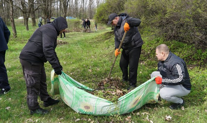 На Хортице убрали парк Тараса Шевченко (ФОТО)