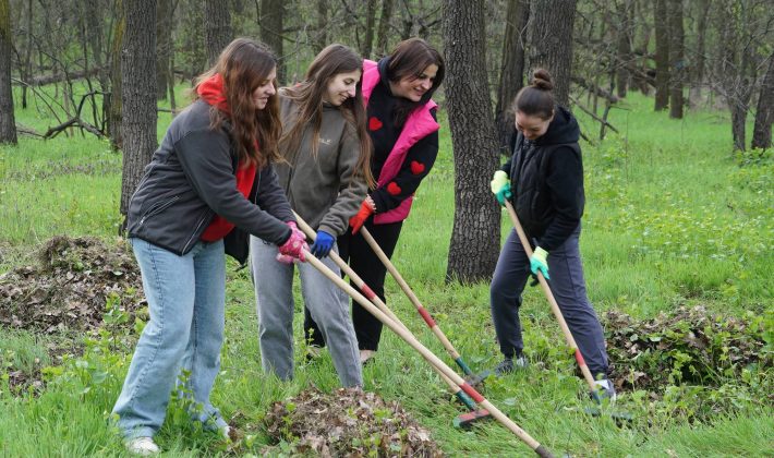 На Хортице убрали парк Тараса Шевченко (ФОТО)
