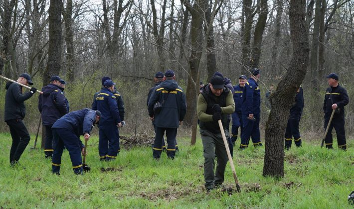 На Хортице убрали парк Тараса Шевченко (ФОТО)