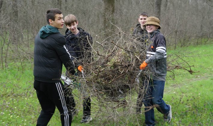 На Хортице убрали парк Тараса Шевченко (ФОТО)