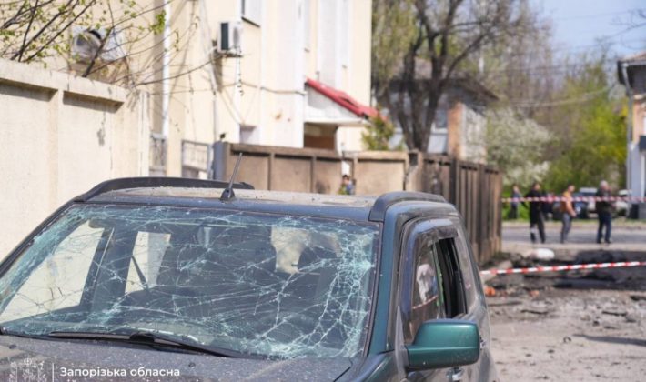 Российский дрон ударил по Запорожью: повреждена остановка (ОБНОВЛЕНО)