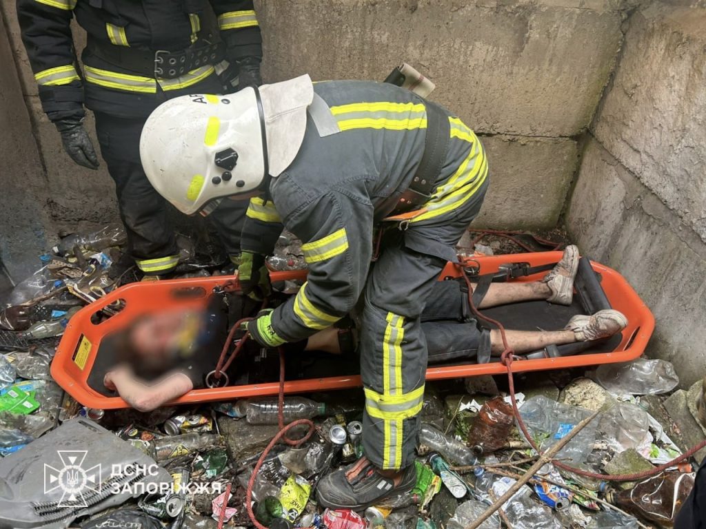 У Запоріжжі чоловік впав у яму