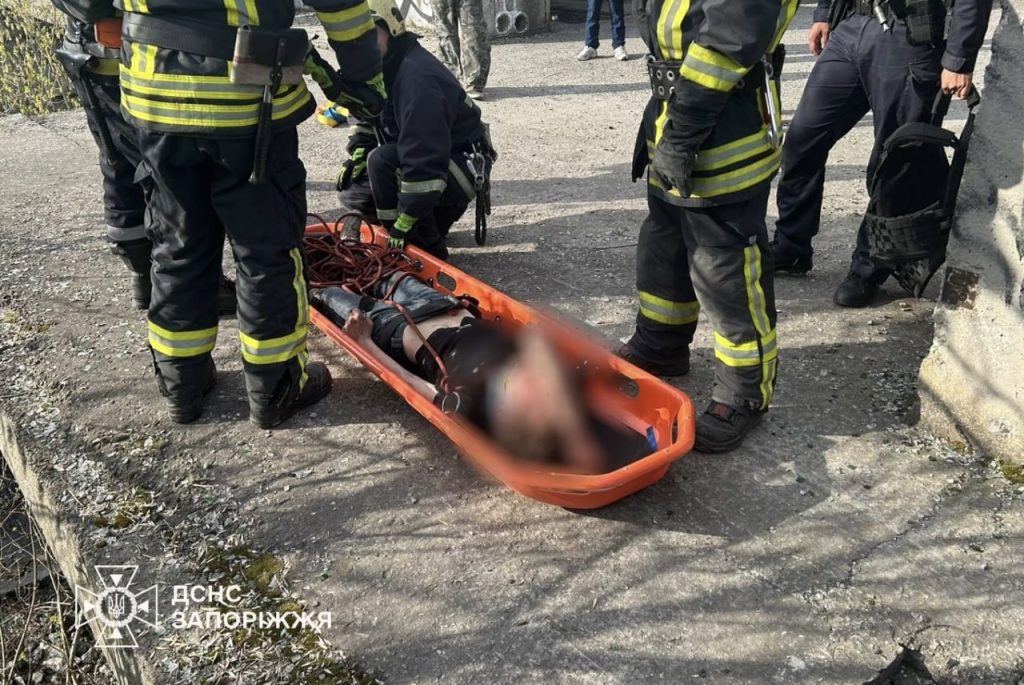 У Запоріжжі чоловік впав у яму