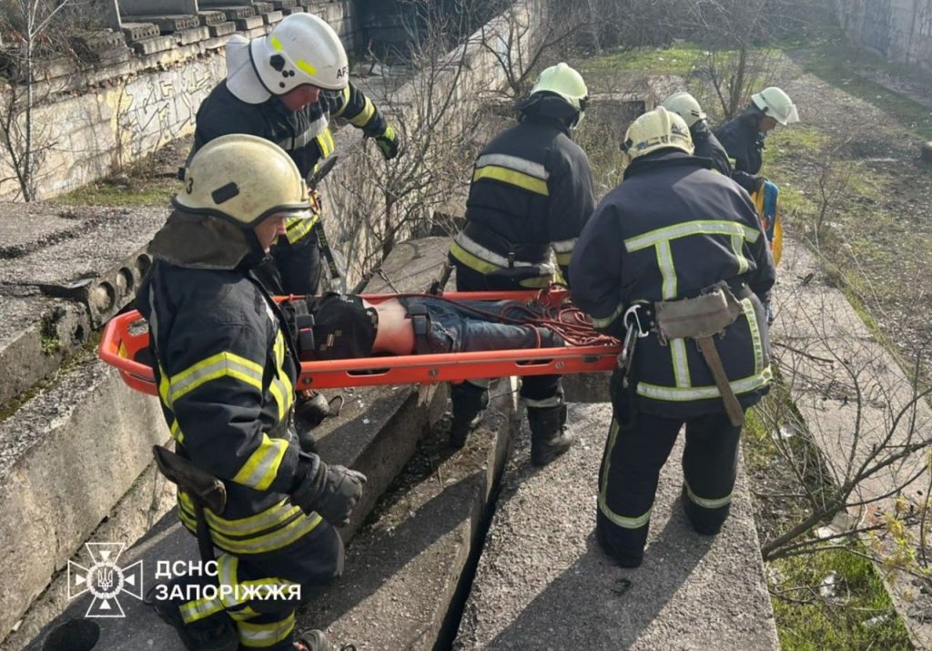 У Запоріжжі чоловік впав у яму