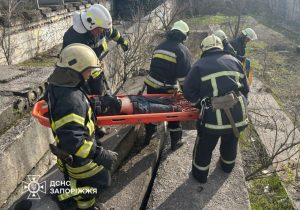 В Запорожье «скорая» забрала мужчину, который упал в яму