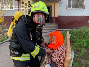 У Запоріжжі з багатоповерхівки евакуювали дорослих і дітей (ФОТО)