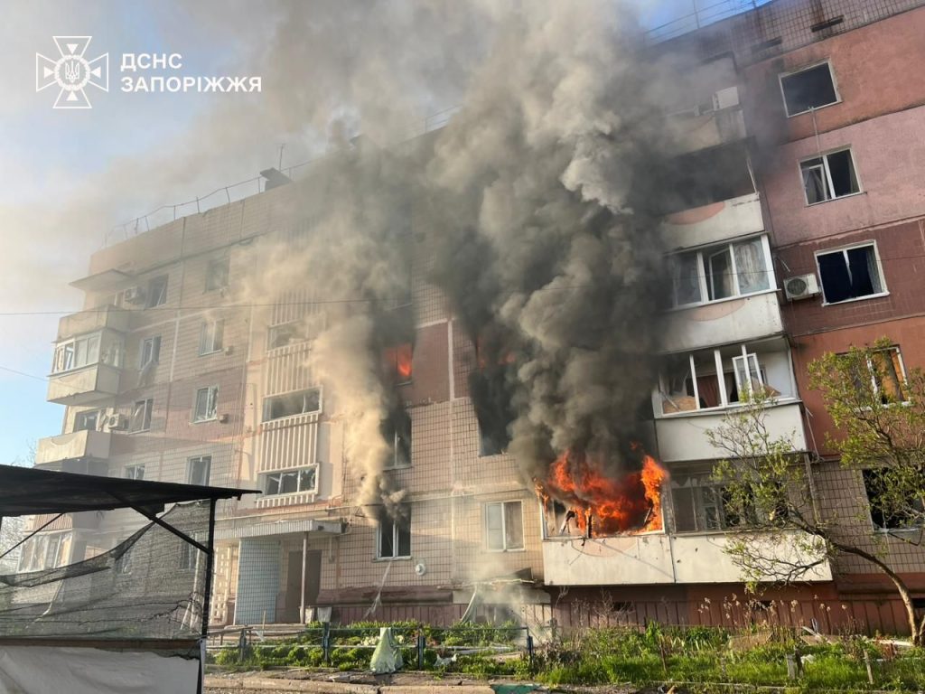 На Запоріжжі росіяни влучили у п’ятиповерховий будинок