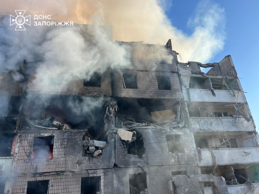 На Запоріжжі росіяни влучили у п’ятиповерховий будинок