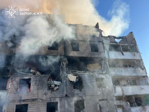 На Запорожье россияне попали в пятиэтажный дом (ФОТО)