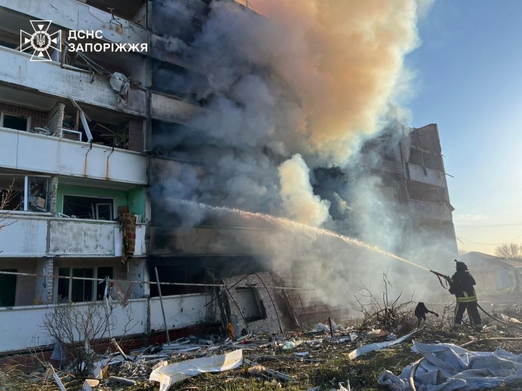 На Запоріжжі росіяни влучили у п’ятиповерховий будинок