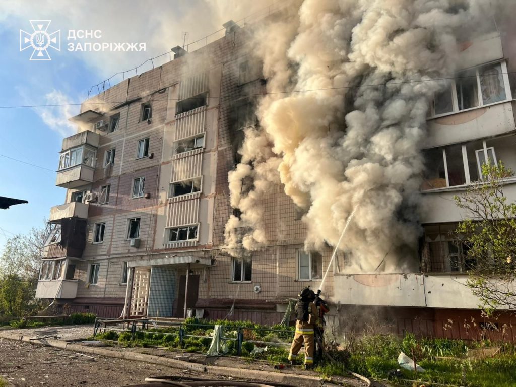 На Запоріжжі росіяни влучили у п’ятиповерховий будинок