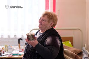 Запорізькі студенти передали 100 пасок евакуйованим у транзитному центрі