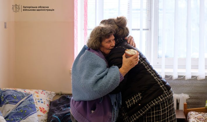 Запорожские студенты передали 100 пасок эвакуированным в транзитном центре