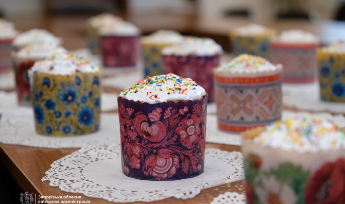 Запорожские студенты передали 100 пасок эвакуированным в транзитном центре