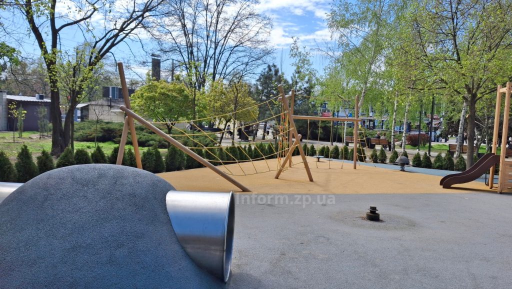 Сломанные аттракционы и новые саженцы: как выглядит самая дорогая детская площадка Запорожья (ФОТО)