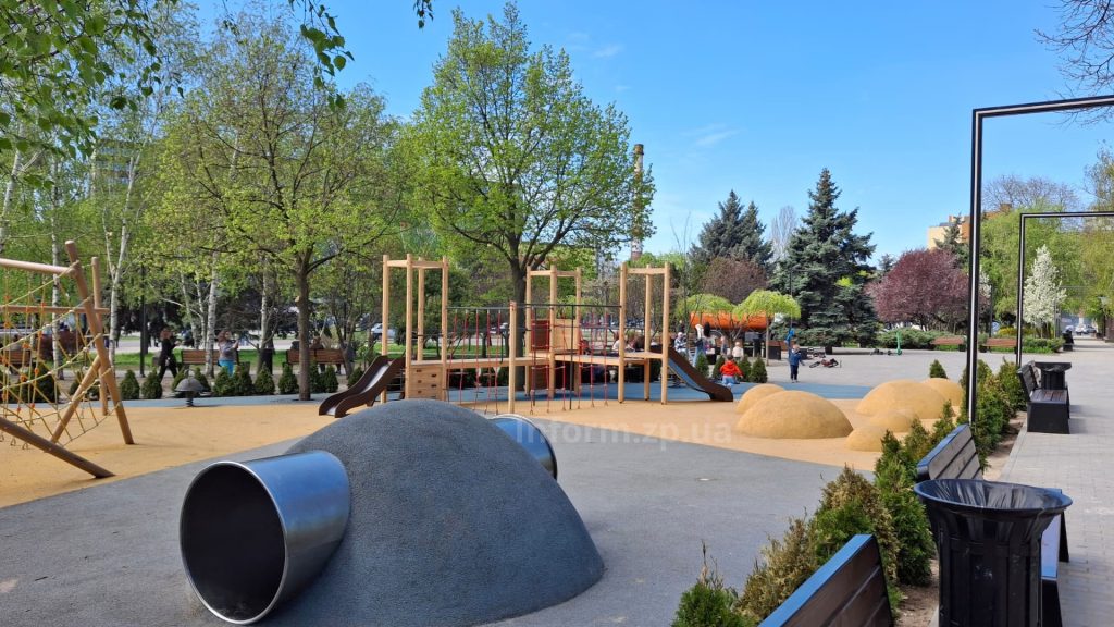 Сломанные аттракционы и новые саженцы: как выглядит самая дорогая детская площадка Запорожья (ФОТО)