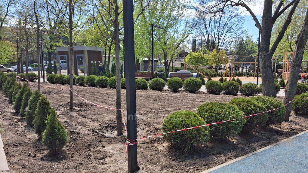 Сломанные аттракционы и новые саженцы: как выглядит самая дорогая детская площадка Запорожья (ФОТО)