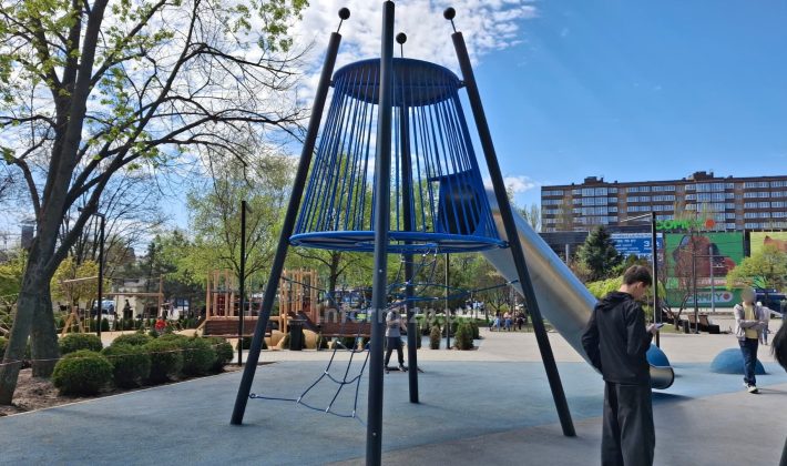 Сломанные аттракционы и новые саженцы: как выглядит самая дорогая детская площадка Запорожья (ФОТО)