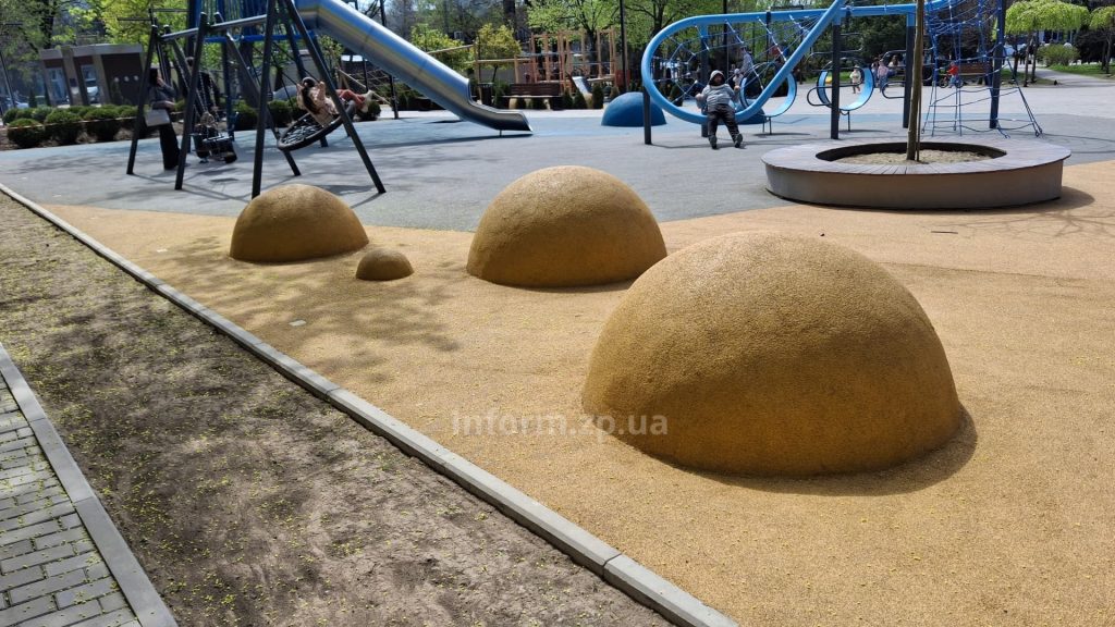 Сломанные аттракционы и новые саженцы: как выглядит самая дорогая детская площадка Запорожья (ФОТО)