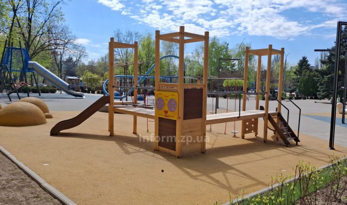 Сломанные аттракционы и новые саженцы: как выглядит самая дорогая детская площадка Запорожья (ФОТО)
