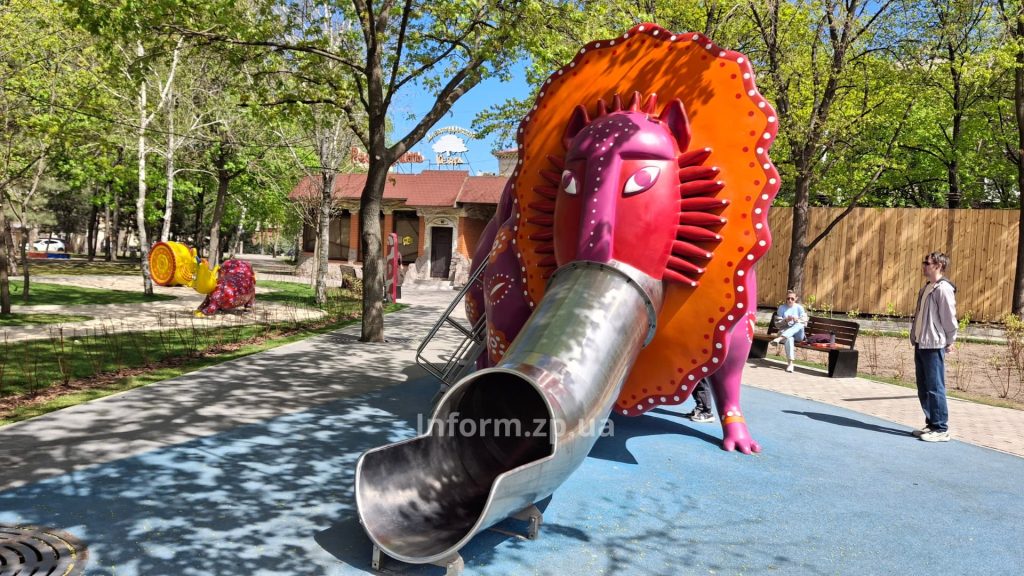 Сломанные аттракционы и новые саженцы: как выглядит самая дорогая детская площадка Запорожья (ФОТО)