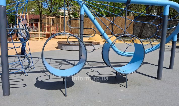 Сломанные аттракционы и новые саженцы: как выглядит самая дорогая детская площадка Запорожья (ФОТО)