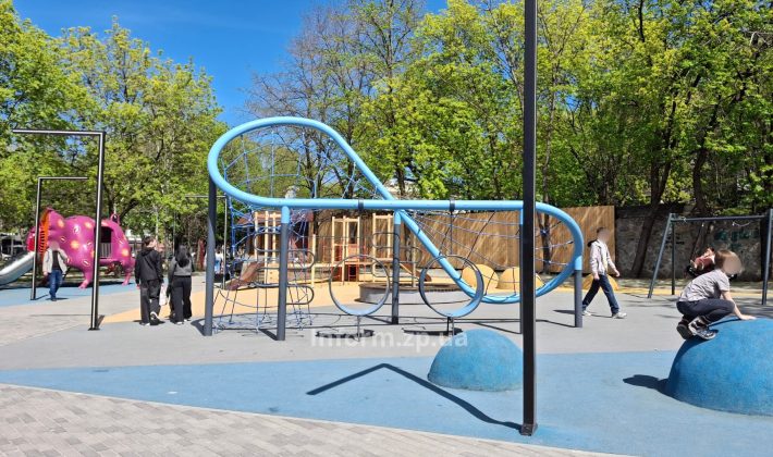 Сломанные аттракционы и новые саженцы: как выглядит самая дорогая детская площадка Запорожья (ФОТО)