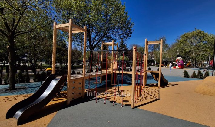 Сломанные аттракционы и новые саженцы: как выглядит самая дорогая детская площадка Запорожья (ФОТО)