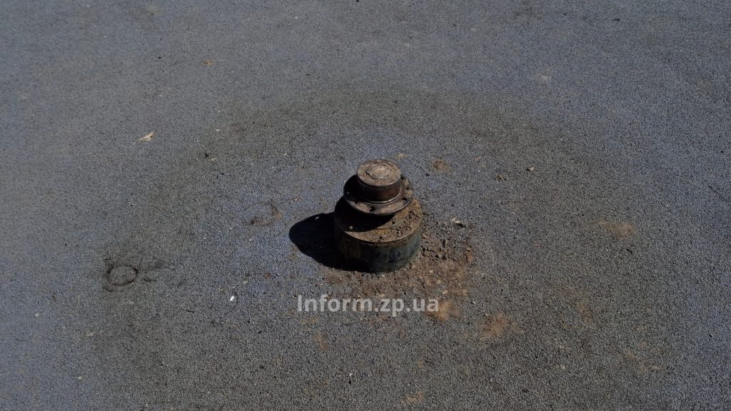 Сломанные аттракционы и новые саженцы: как выглядит самая дорогая детская площадка Запорожья (ФОТО)