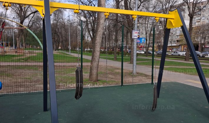 Парк Авиаторов в Запорожье: современные инклюзивные зоны и ржавые советские качели (ФОТО)