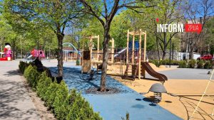 Зламані атракціони та нові саджанці: як виглядає найдорожчий дитячий майданчик Запоріжжя (ФОТО)