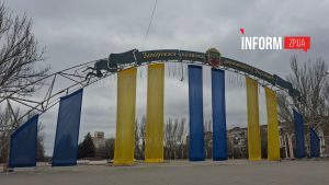 У Запоріжжі через негоду обвалилася арка на площі Фестивальній (ФОТО)