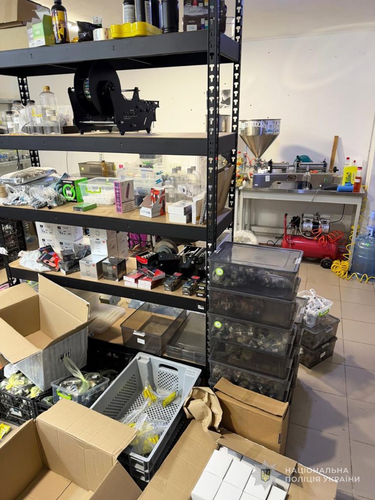 У Запоріжжі викрили підпільне виробництво електронних сигарет і тютюнових виробів