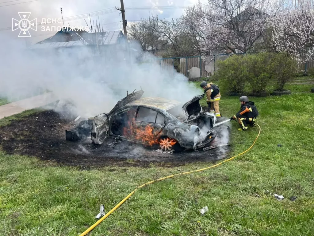 На Запоріжжі внаслідок обстрілу вщент вигоріло авто